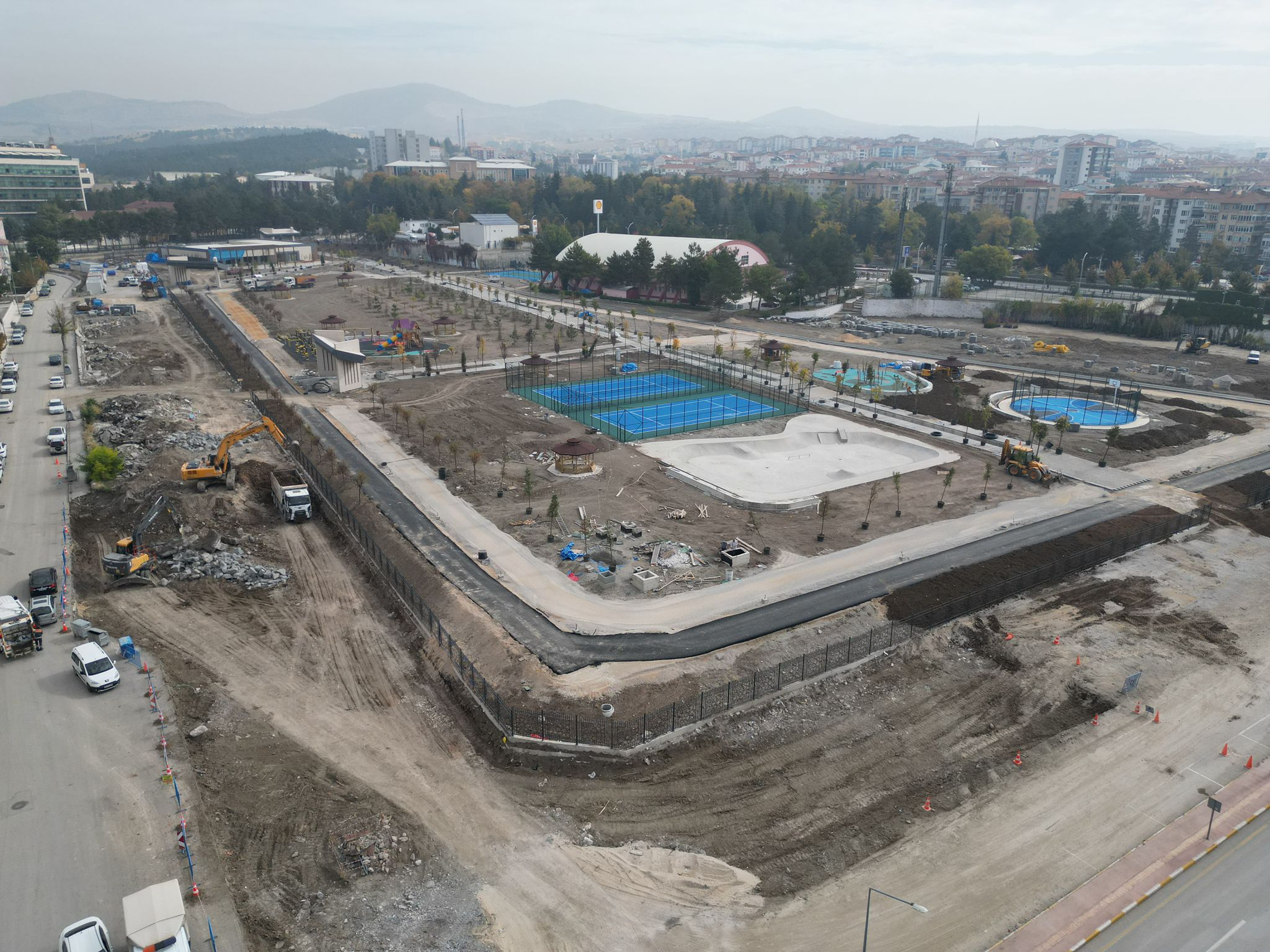 MİLLET BAHÇESİ YANINDA YOL VE OTOPARK ÇALIŞMASI